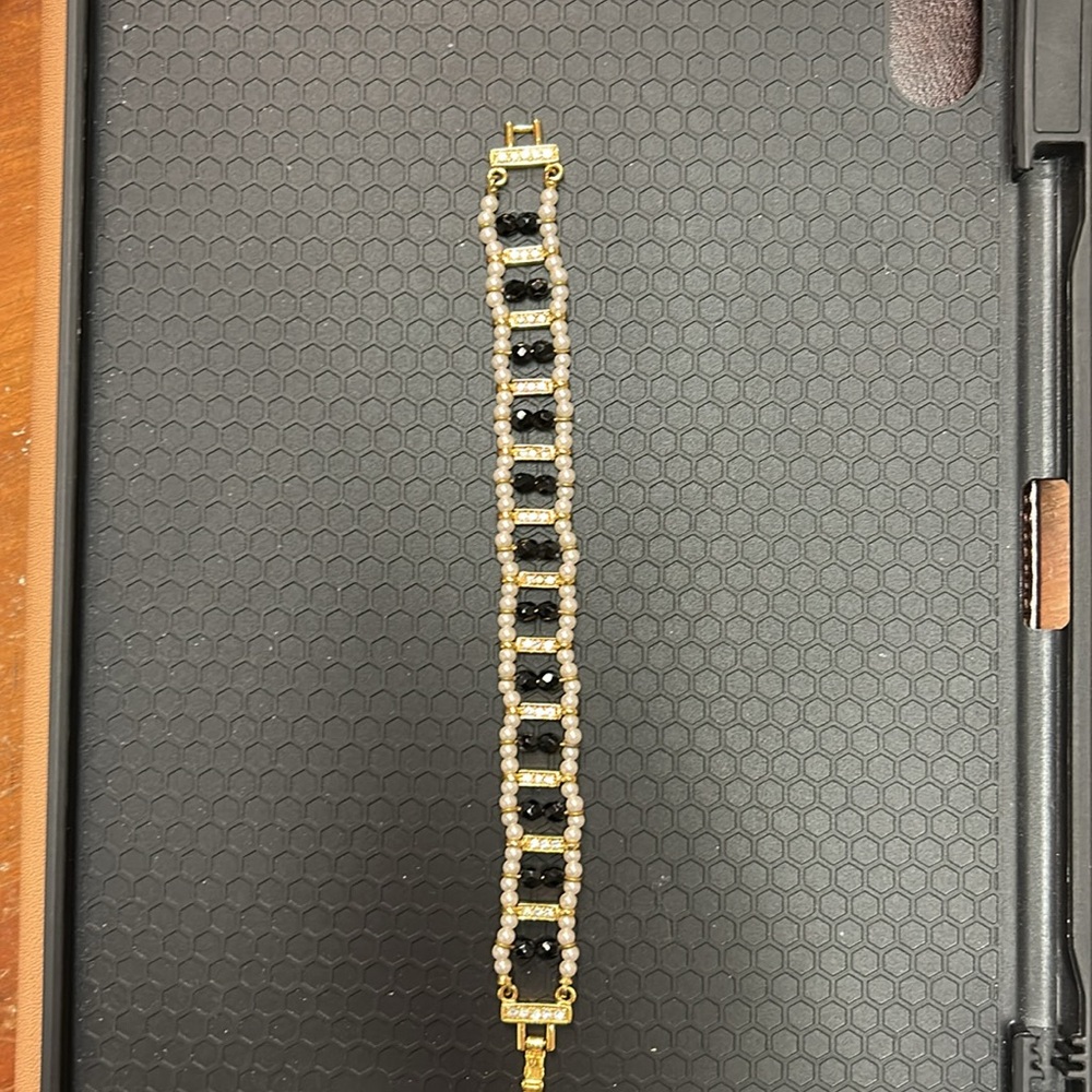 🛍 White pearl and black beaded bracelet size 6 1/2